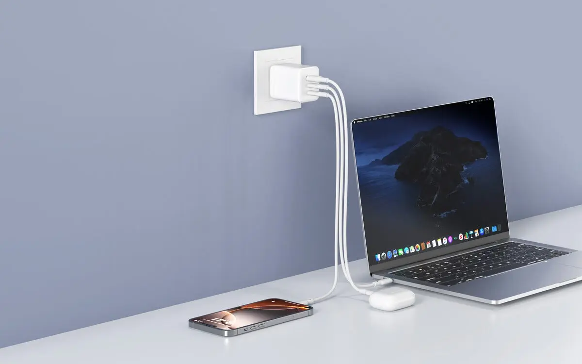 Väggladdare USB-A + 2 x USB-C GaN 100W Vit