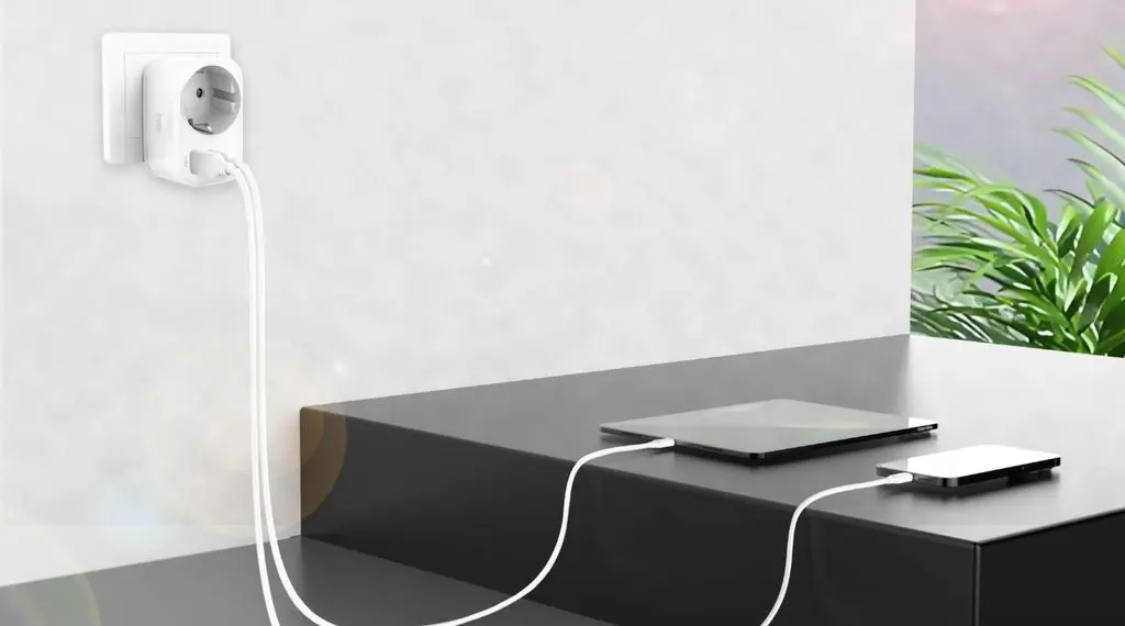 Väggadapter med eluttag + USB-C + USC-A 20W Vit