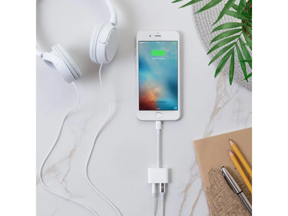 Lightning till 3.5 mm adapter för ljud och laddning Vit