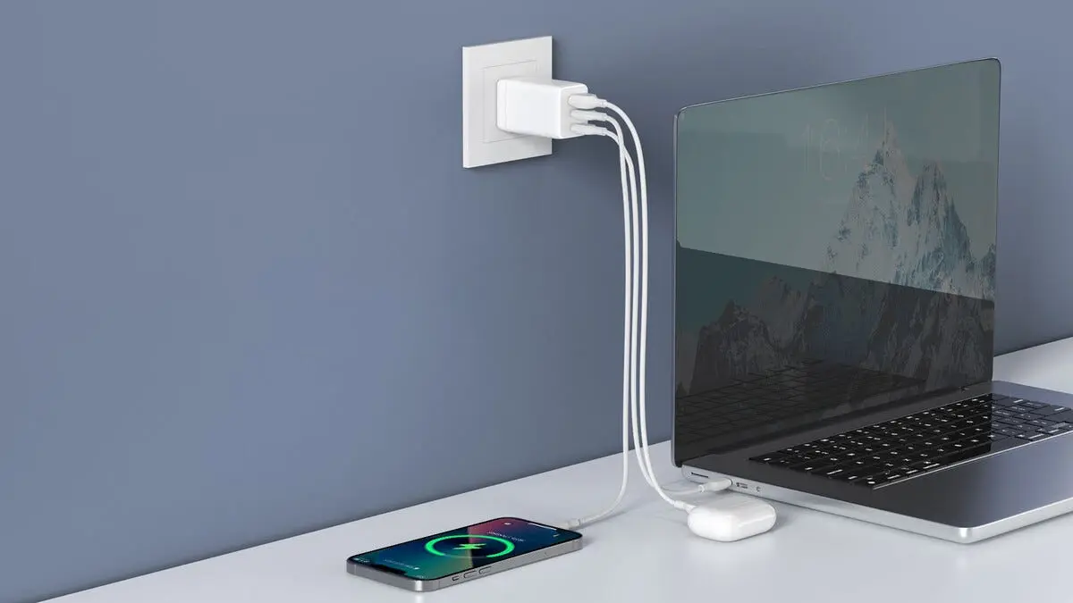 GaN Väggladdare USB-A + 2 x USB-C 65W Vit
